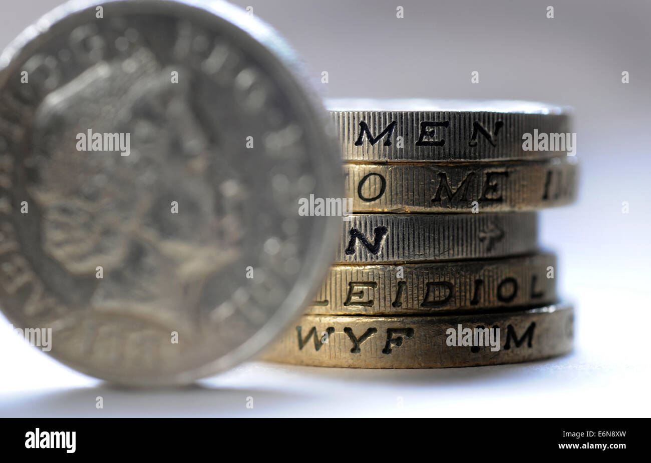 BRITISCHE EIN PFUND-MÜNZEN MIT RAND BUCHSTABEN 'GELD' RE LÖHNE EINKOMMEN HYPOTHEKEN WÄHRUNG HAUSHALTSBUDGETS CASH EINSPARUNGEN UK Stockfoto