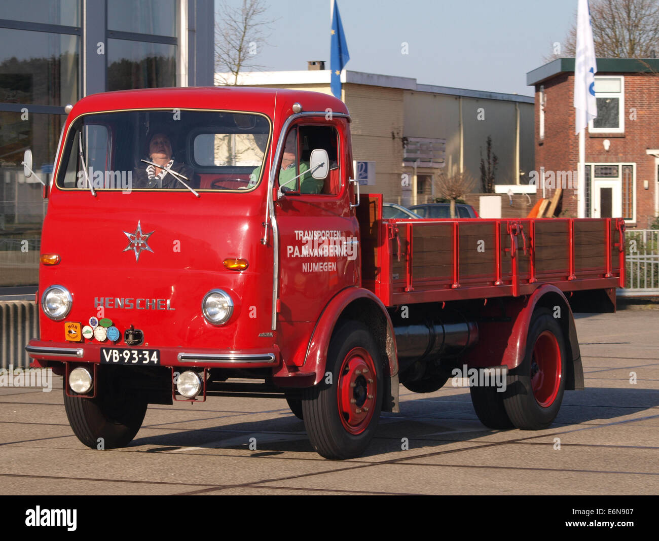 Der 1959 Henschel HS90, ein in Deutschland gebauter Lkw, ist mit dem niederländischen Führerschein VB-93-34 abgebildet. Dieses Fahrzeug war bekannt für sein robustes Design und seinen Nutzen. Stockfoto