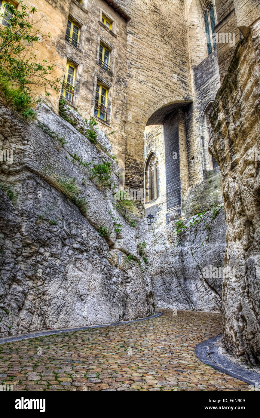 Sehr interessante felsige Straße in Avignon in Südfrankreich Rue De La