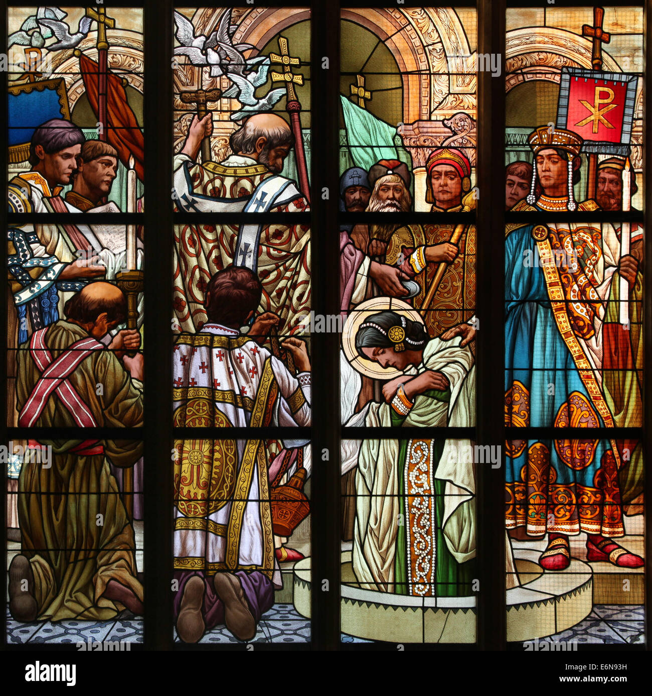 Taufe des Heiligen Olga von Kiew in Konstantinopel. Glasfenster in der Kirche St. Barbara in Kutná Hora, Tschechische Republik. Stockfoto
