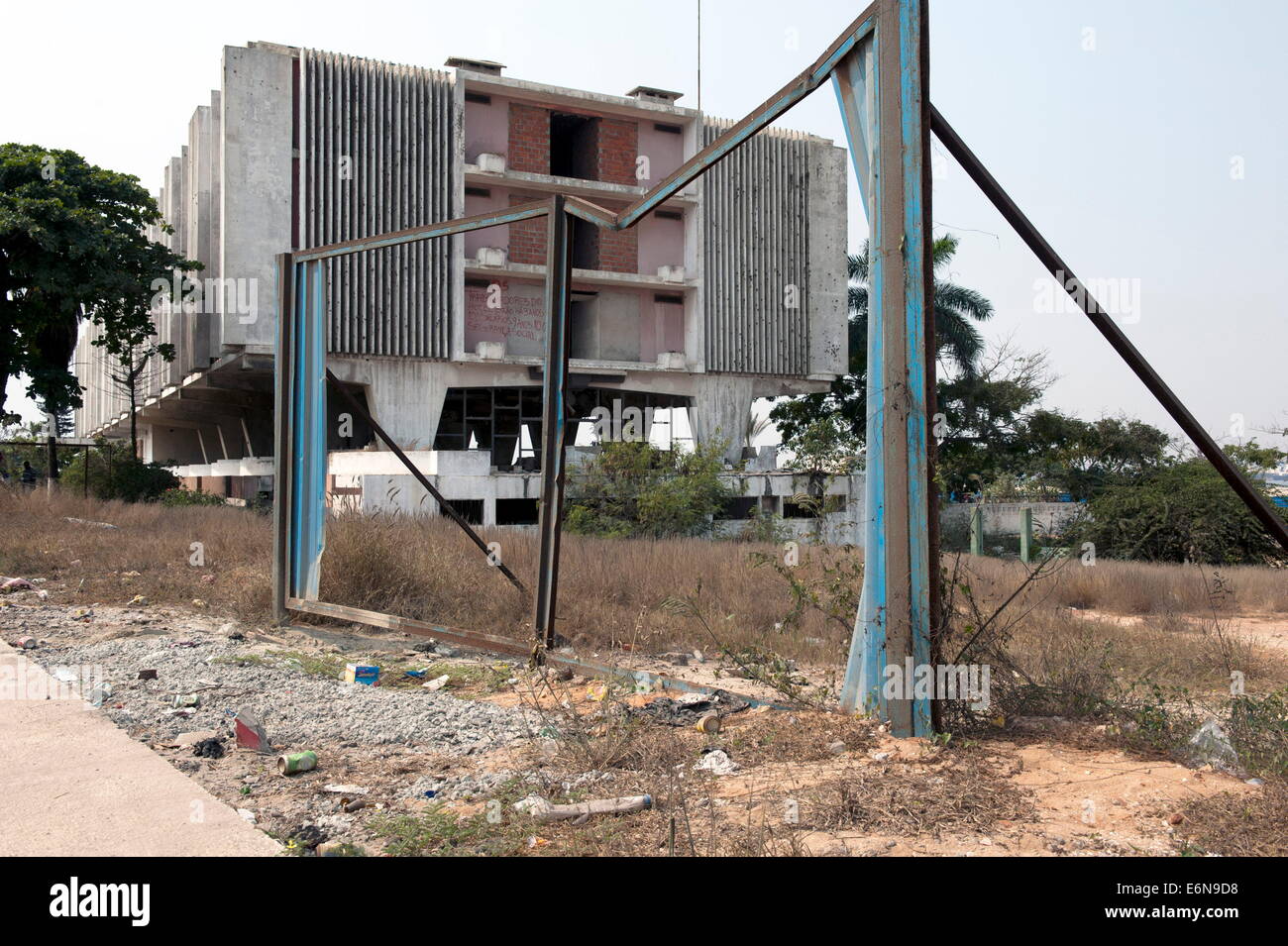 22. Juni 2013 - sind Luanda, Angola - auf der Ilha de Luanda oder Halbinsel von Luanda verlassene Hotels. Sie sind Ruinen verfallen. (Kredit-Bild: © Hans Van Rhoon/ZUMA Wire/ZUMAPRESS.com) Stockfoto