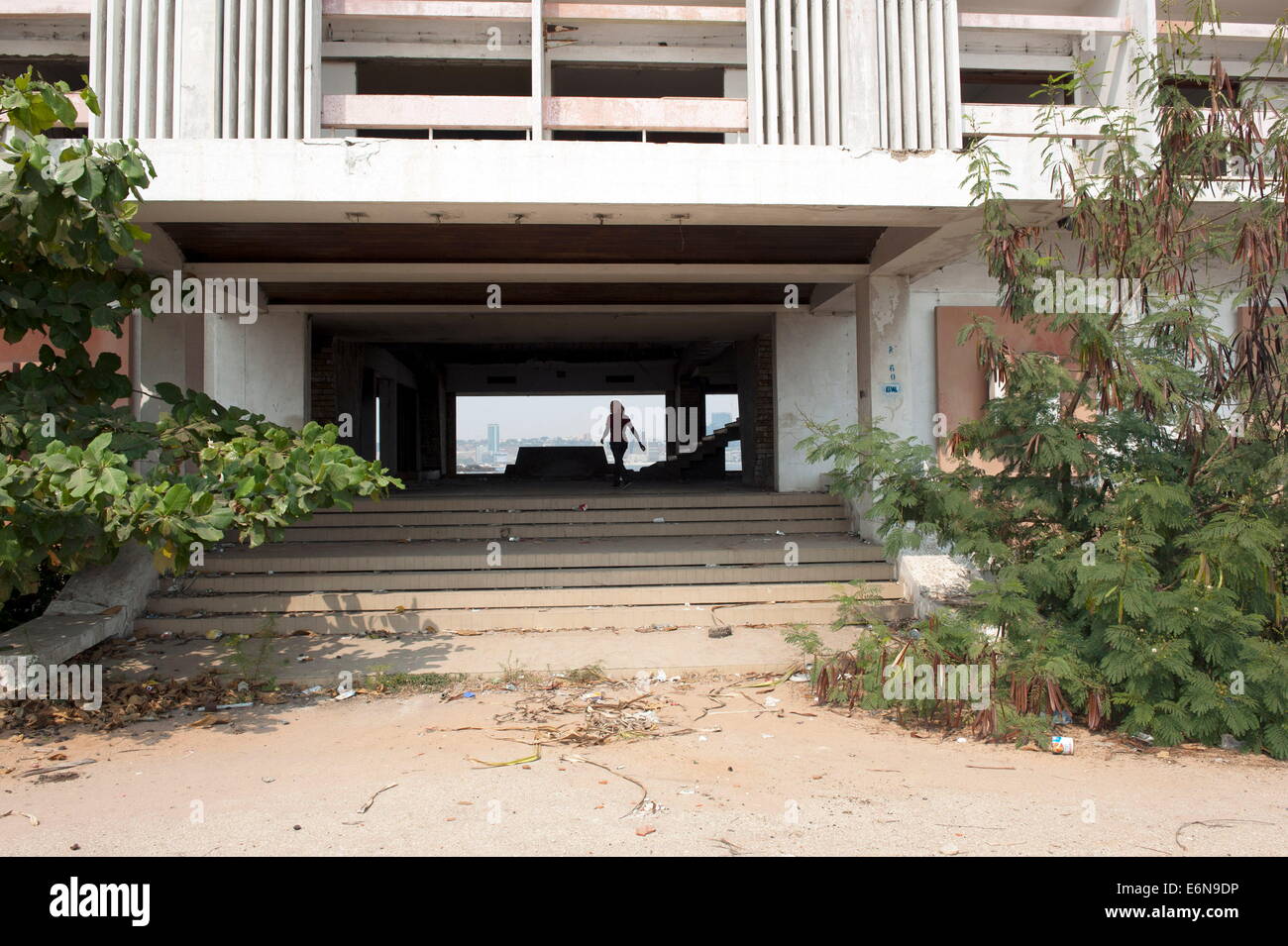 22. Juni 2013 - sind Luanda, Angola - auf der Ilha de Luanda oder Halbinsel von Luanda verlassene Hotels. Sie sind Ruinen verfallen. (Kredit-Bild: © Hans Van Rhoon/ZUMA Wire/ZUMAPRESS.com) Stockfoto