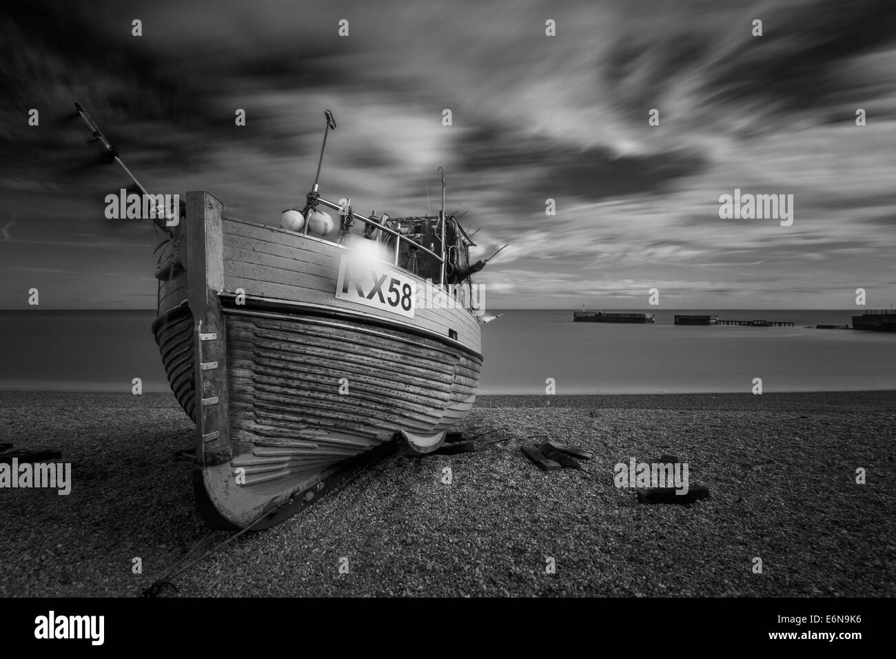 Ein Fischerboot am Strand in Hastings, East Sussex, England. Stockfoto
