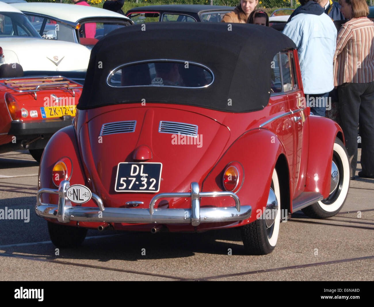 1960 rot Volkswagen Kever Cabrio, Licenceno DL-57-32, pic2 Stockfoto