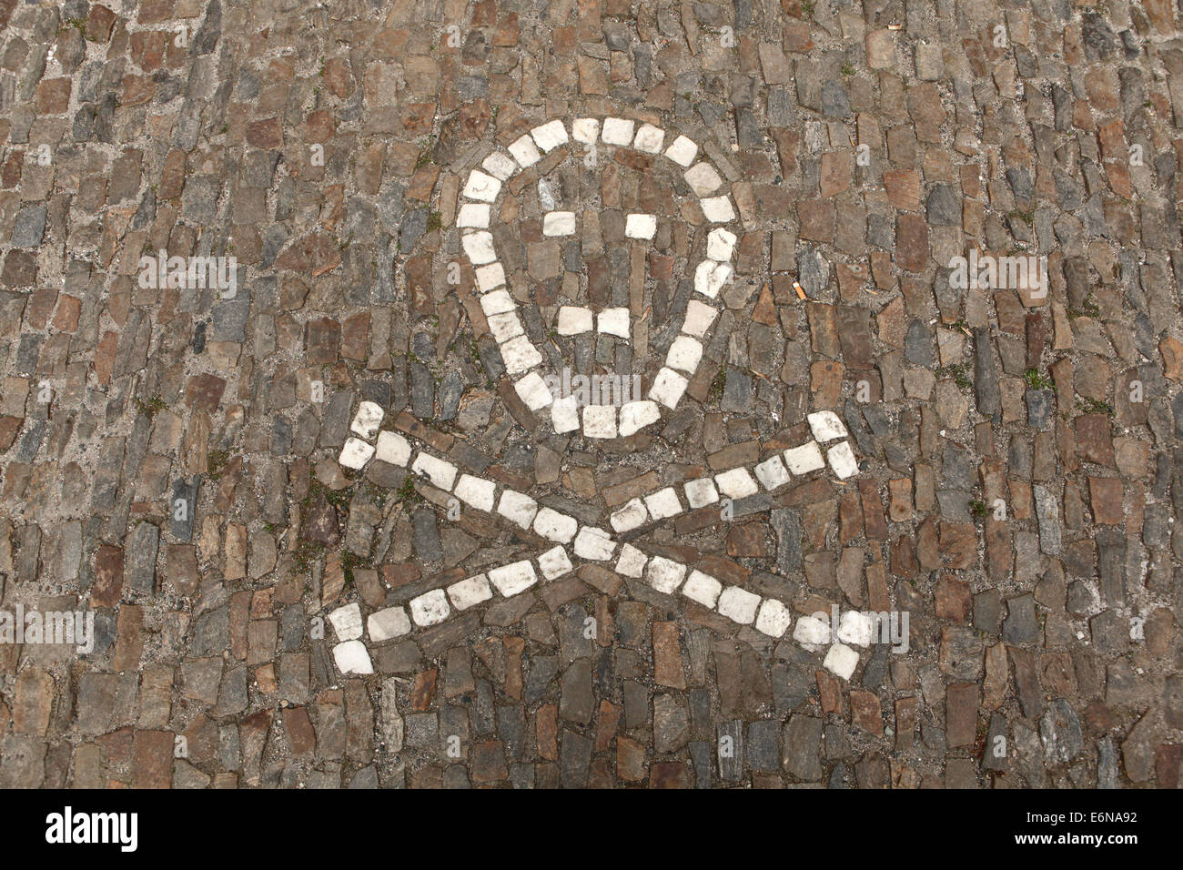Menschlicher Schädel und gekreuzten Knochen dargestellt auf dem Bürgersteig vor der Sedlec Ossuary in Kutna Hora, Tschechien. Stockfoto