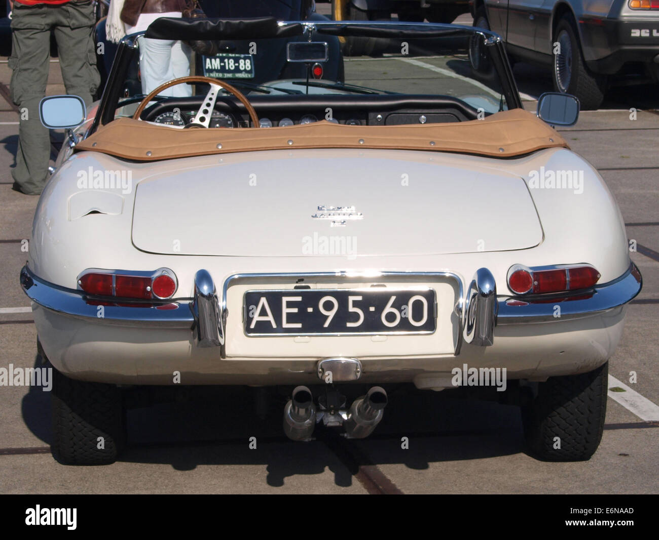 Ein 1968er Jaguar E-TYPE mit niederländischem Kennzeichen AE-95-60, das das Design, die Technik und die Leistungsmerkmale des klassischen Sportwagens zeigt. Stockfoto