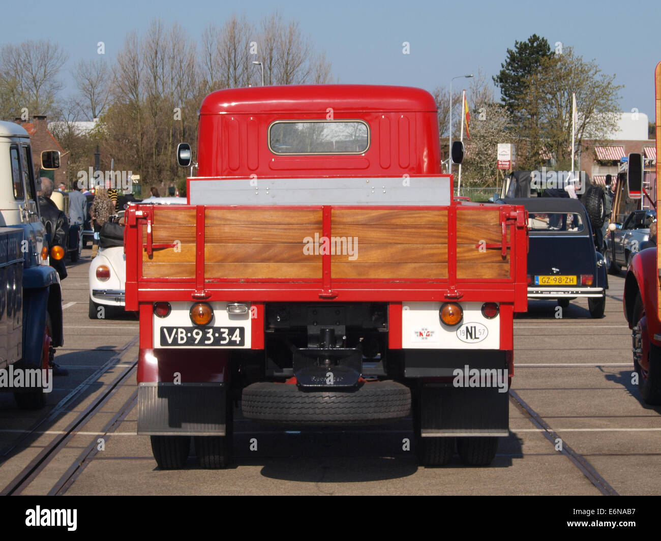 Der 1959 HENSCHEL HS90 mit der niederländischen Zulassungsnummer VB-93-34 ist ein deutscher Vintage-Lkw, der für seine Langlebigkeit und Nutzbarkeit bekannt ist. Der HS90 wurde Mitte des 20. Jahrhunderts in verschiedenen kommerziellen und industriellen Anwendungen eingesetzt. Stockfoto