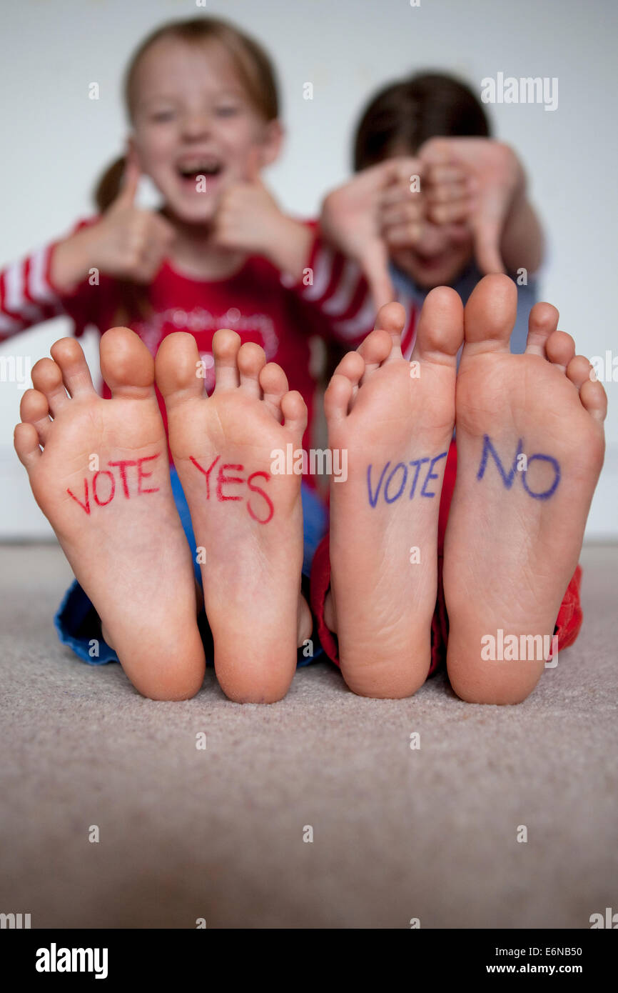 Rote "Ja Stimmen" und blau "vote No" in einer Zeit, in der Nähe der schottischen Unabhängigkeitsreferendum 2014 auf Kinderfüße geschrieben. Stockfoto