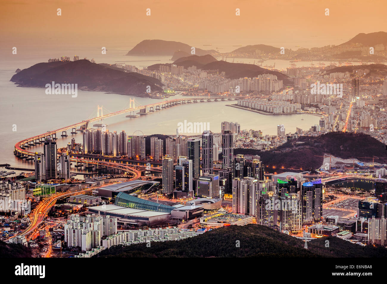 Skyline von Busan, Südkorea in der Nacht. Stockfoto