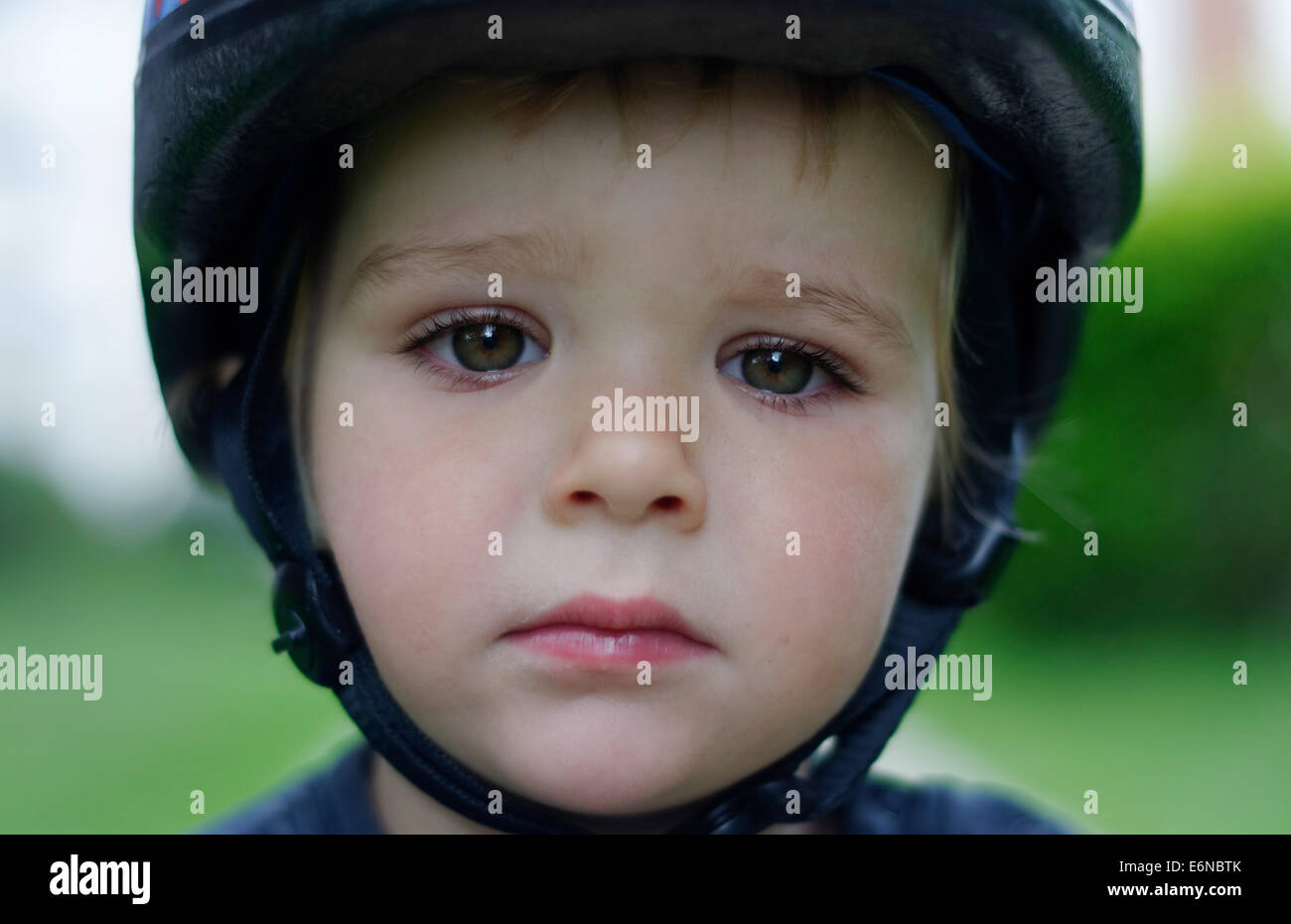 Das Porträt einer schönen Jungen einen Fahrradhelm tragen Stockfoto