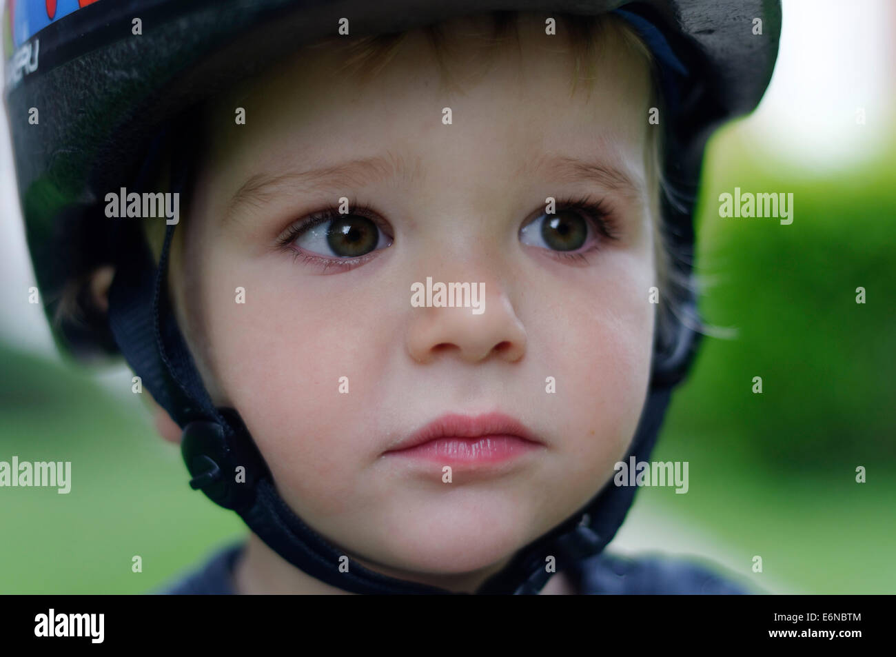 Das Porträt einer schönen Jungen einen Fahrradhelm tragen Stockfoto