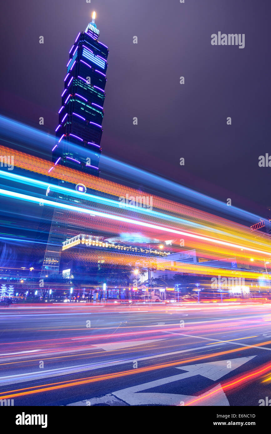 Verkehr geht die Wolkenkratzer Taipei 101 in der Nacht in Taipei, Taiwan. Stockfoto