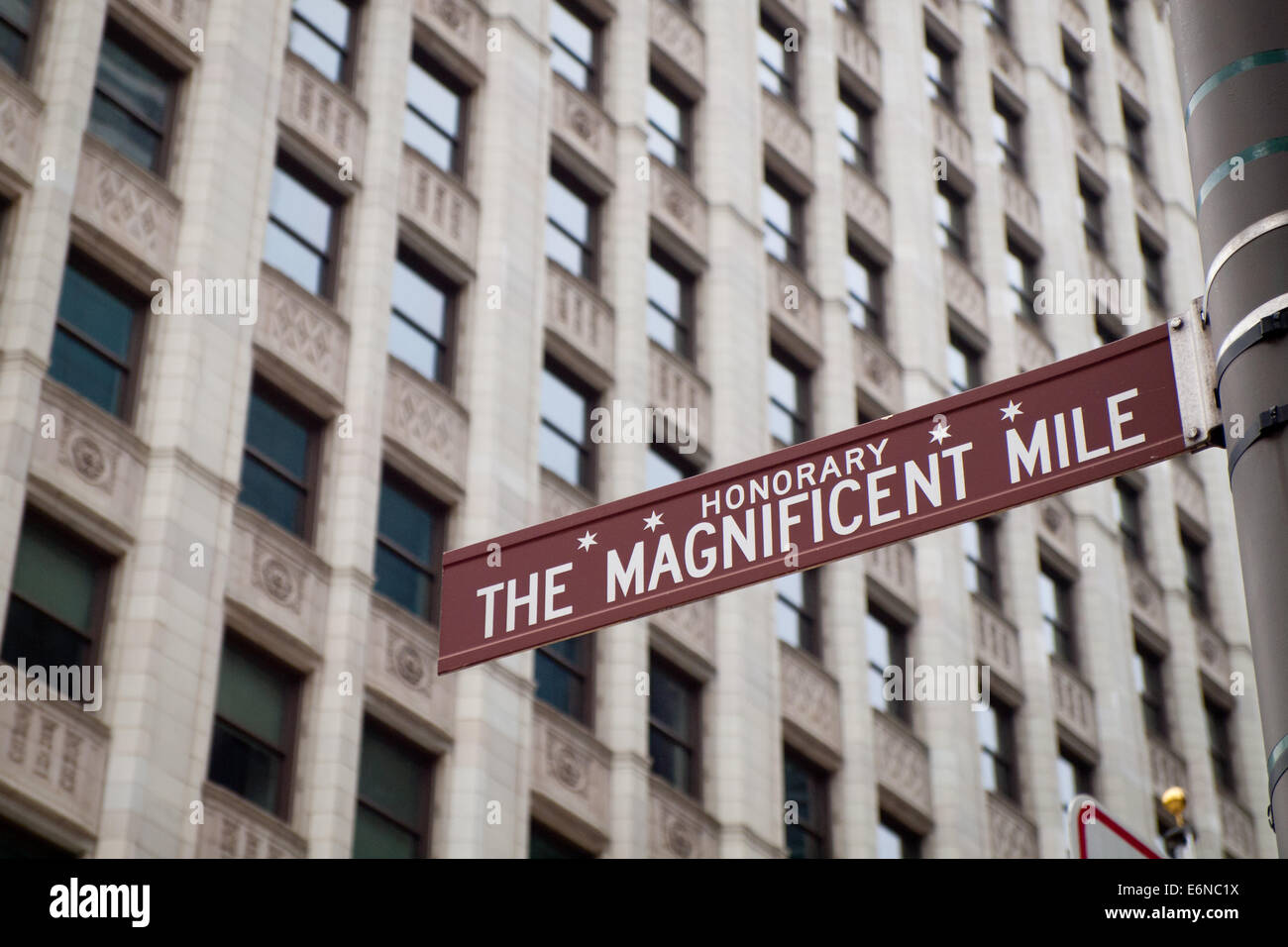 Straßenschild für die Magnificent Mile, auch bekannt als North Michigan Avenue in Chicago, Illinois. Wrigley Building im Hintergrund. Stockfoto