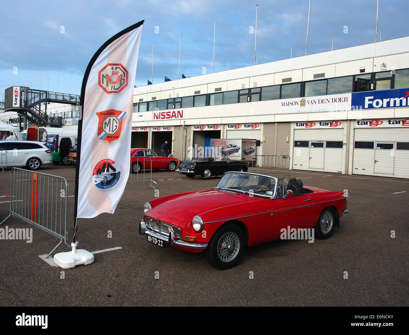 Der MG-Stand beim National Oldtimer Festival 2014 in Zandvoort, bei dem eine Sammlung klassischer MG-Autos bei diesem Oldtimer-Event in den Niederlanden präsentiert wird. Stockfoto