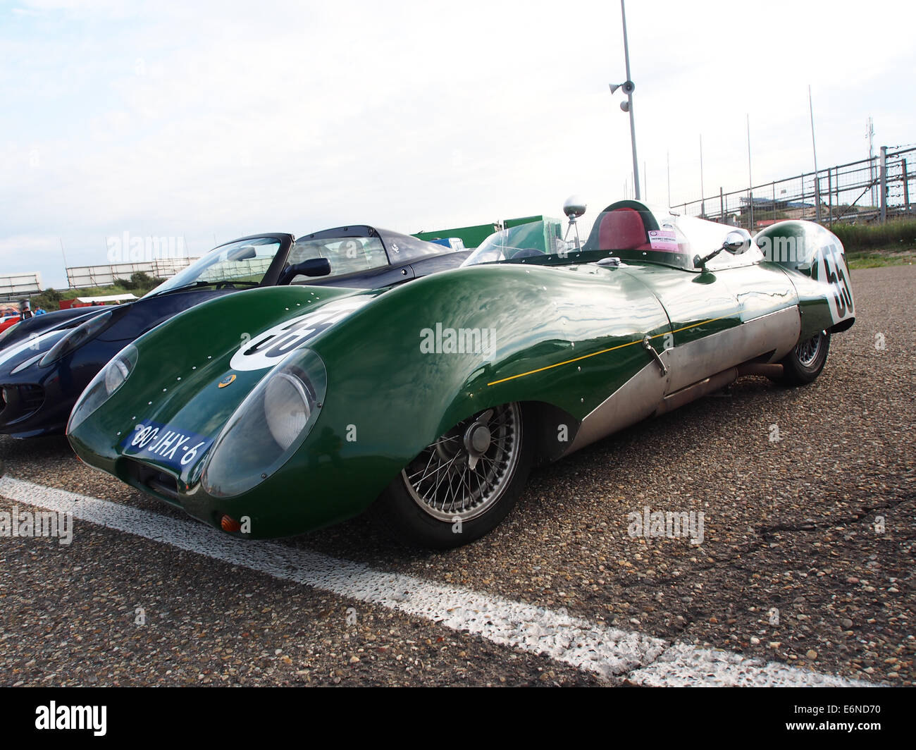 Die Dutton Lotus Eleven Replik ist eine Nachbildung des klassischen Sportwagens Lotus Eleven aus den 1950er Jahren. Das Replikatmodell ist bekannt für sein leichtgewichtiges Design und seine Leistungsfähigkeit und spiegelt das legendäre Design und die Technik des im Rennsport beliebten Original Lotus Eleven wider. Stockfoto