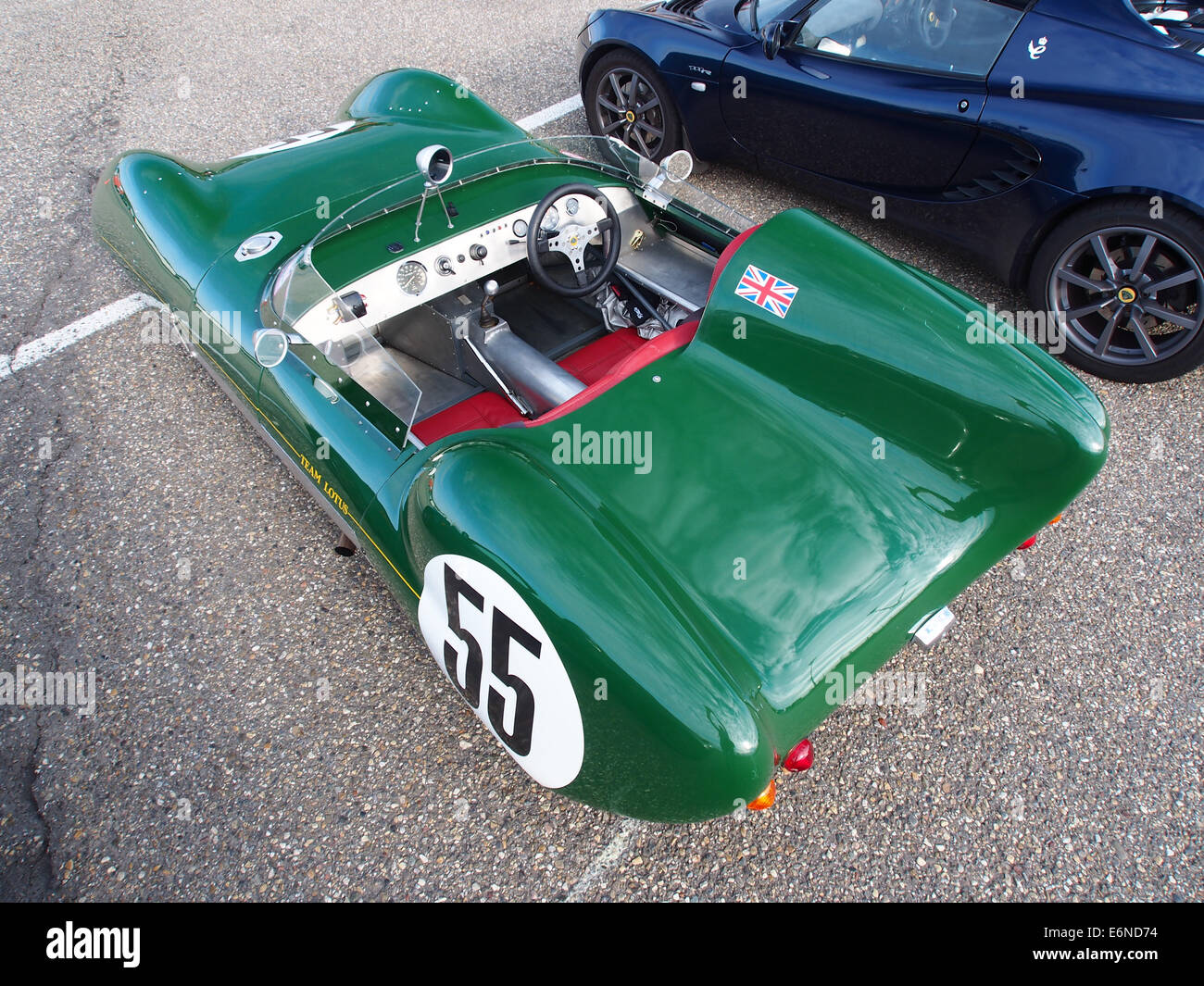 Der Dutton Lotus Eleven Nachbau ist ein Sportwagen, der vom legendären Lotus Eleven inspiriert wurde und sein leichtes Design und seine Renneigenschaften in einer modernen Nachbildung präsentiert. Stockfoto