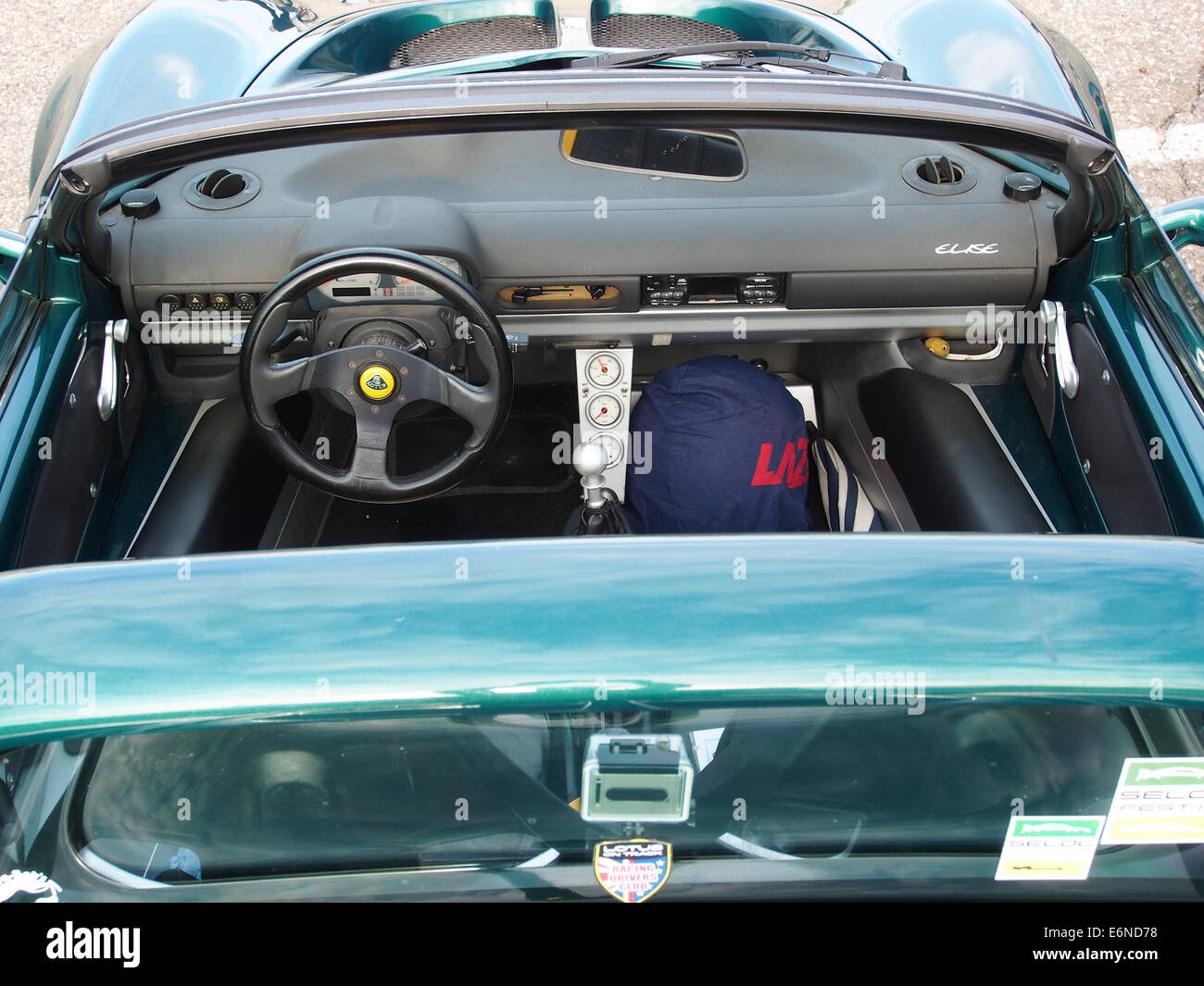 Ein grüner Lotus Elise, ein leichter Sportwagen, der für seine kompakte Größe und Leistung bekannt ist, ist in Foto 2 aufgenommen und zeigt sein schlankes Design und seine Agilität. Stockfoto