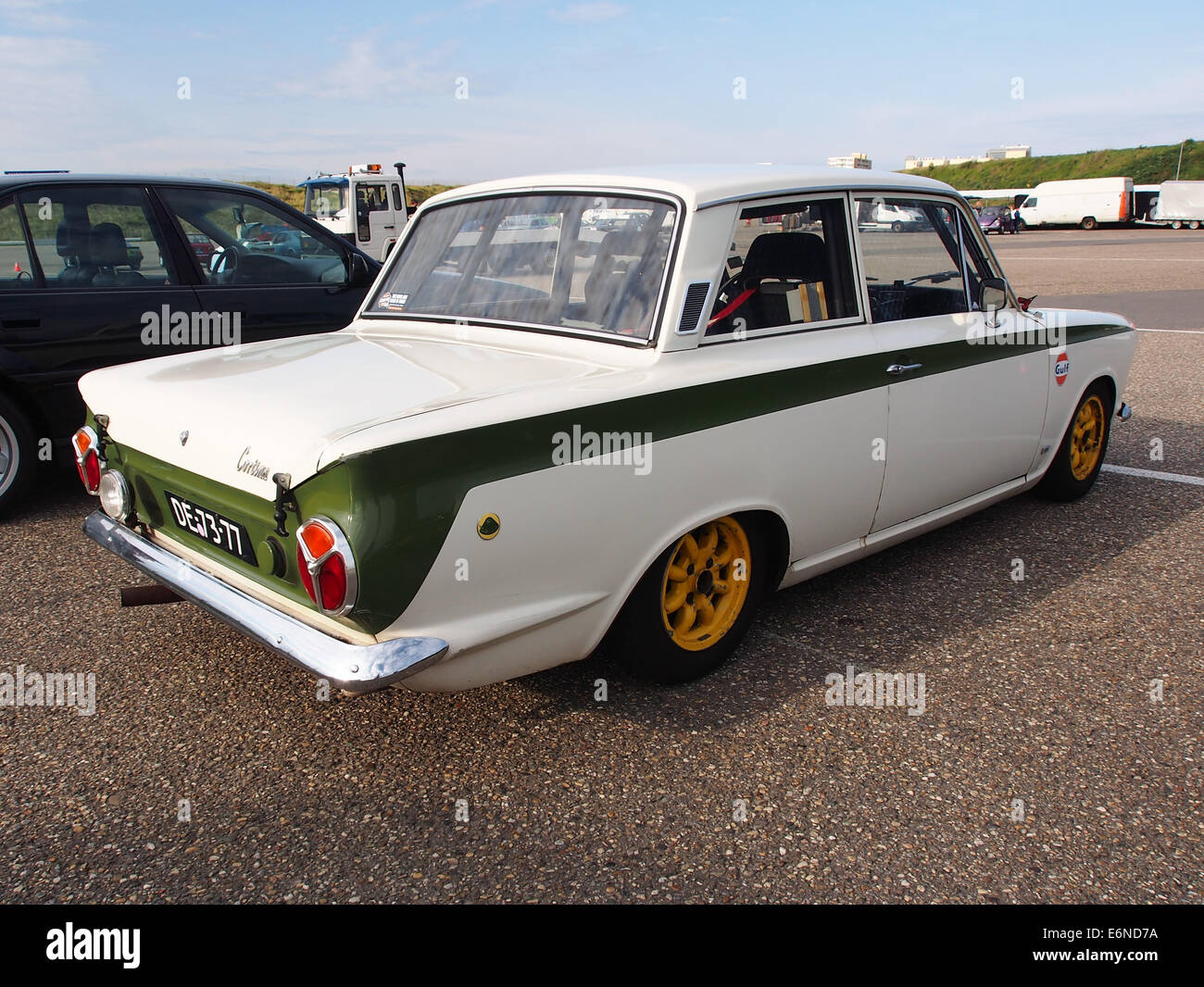 Der Ford Lotus Cortina von 1965 ist ein klassischer Wagen, der für seine Leistung im Rennsport und sein unverwechselbares Design bekannt ist. Das Fahrzeug verbindet Stil mit Funktion und verfügt über eine leistungsstarke Technik und einen leichten Rahmen für mehr Geschwindigkeit und Handling. Stockfoto