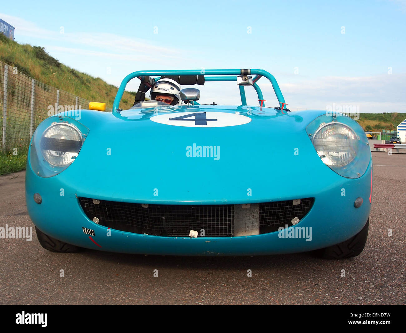 Der Austin Healey Sprite MKII No. 4 in Zandvoort ist ein klassischer britischer Sportwagen, der für sein leichtes und agiles Design bekannt ist und häufig bei Rennveranstaltungen zu sehen ist. Stockfoto