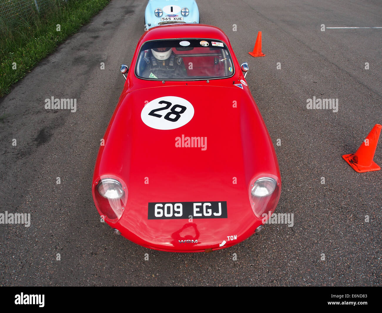 Das WSM Austin-Healey Sprite wird auf Zandvoort, einer berühmten niederländischen Rennstrecke, gezeigt. Dieser legendäre Sportwagen ist bekannt für sein leichtes Design und seine starke Leistung bei Motorsportveranstaltungen. Stockfoto