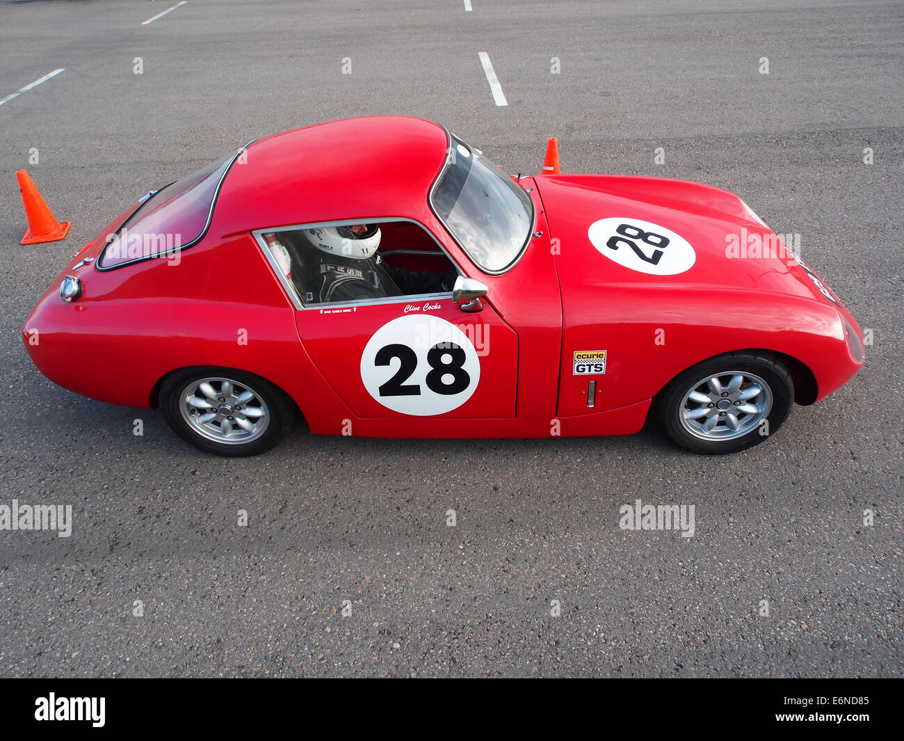 Der WSM Austin-Healey Sprite wird auf der Rennstrecke Zandvoort, einem beliebten Rennort in den Niederlanden, gezeigt. Der Wagen ist ein klassischer britischer Sportwagen, der für sein leichtes Design und seine Agilität auf der Rennstrecke bekannt ist. Das Bild fängt das Fahrzeug in Aktion ein und zeigt seine Leistungsfähigkeit im Motorsport. Stockfoto