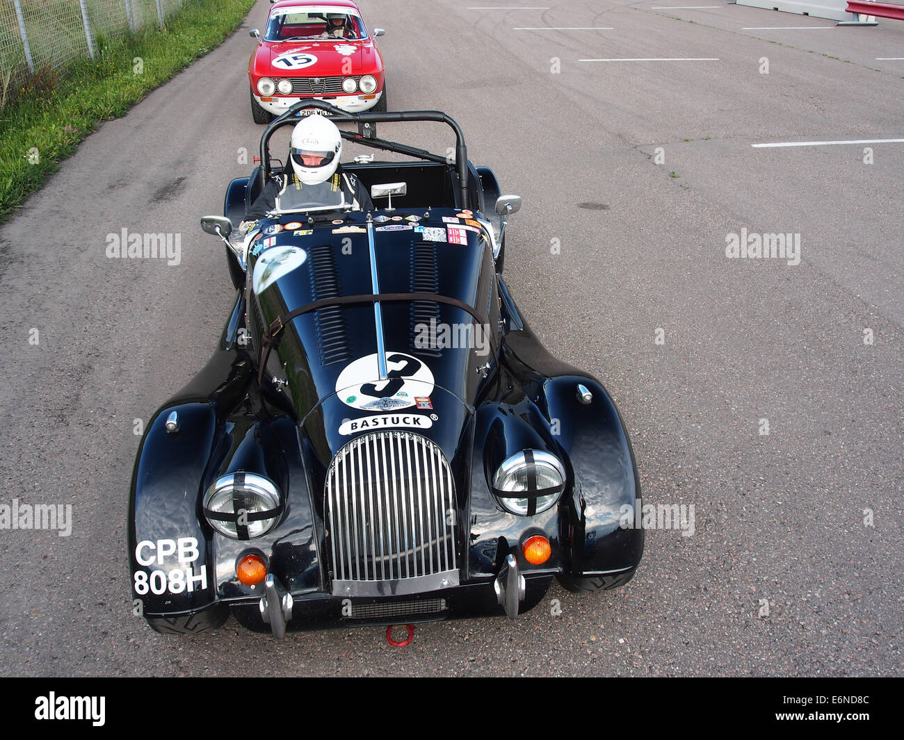 Der Morgan Plus 8 Sportwagen ist auf der Rennstrecke von Zandvoort abgebildet und zeigt sein klassisches Design und seine Leistung. Der Wagen ist bekannt für seine leichte Bauweise und den leistungsstarken V8-Motor, ein Symbol der britischen Automobiltechnik. Stockfoto