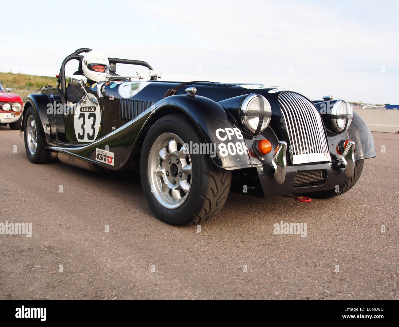 Ein Morgan Plus 8 Sportwagen aus Zandvoort, Niederlande. Der Morgan Plus 8 ist ein klassischer britischer Roadster, der für sein leichtes Design, seinen leistungsstarken V8-Motor und seinen zeitlosen Stil bekannt ist. Das Fahrzeug ist Teil der Tradition von Morgan, die handgefertigte Fahrzeuge bietet eine Mischung aus Leistung und Luxus. Zandvoort ist ein berühmter Veranstaltungsort für Automobilveranstaltungen und Rennen. Stockfoto