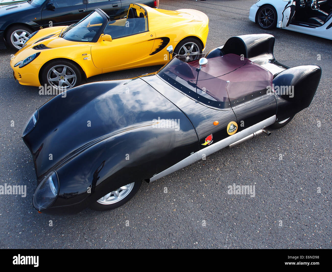 Eine Nachbildung des Lotus Eleven, eines klassischen britischen Sportwagens, der ursprünglich in den 1950er Jahren hergestellt wurde Dieses Fahrzeug ist bekannt für sein leichtes Design und seine fortschrittliche Technik für seine Zeit. Stockfoto