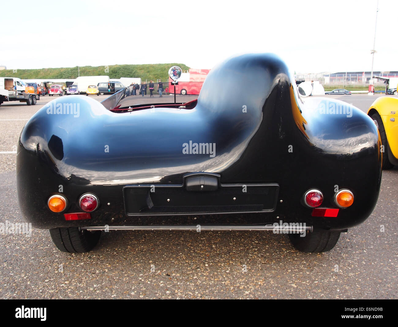 Eine Nachbildung des Lotus Eleven, eines klassischen britischen Sportwagens, der für sein leichtes Design und seine Renntradition bekannt ist und häufig bei historischen Rennveranstaltungen verwendet wird. Stockfoto