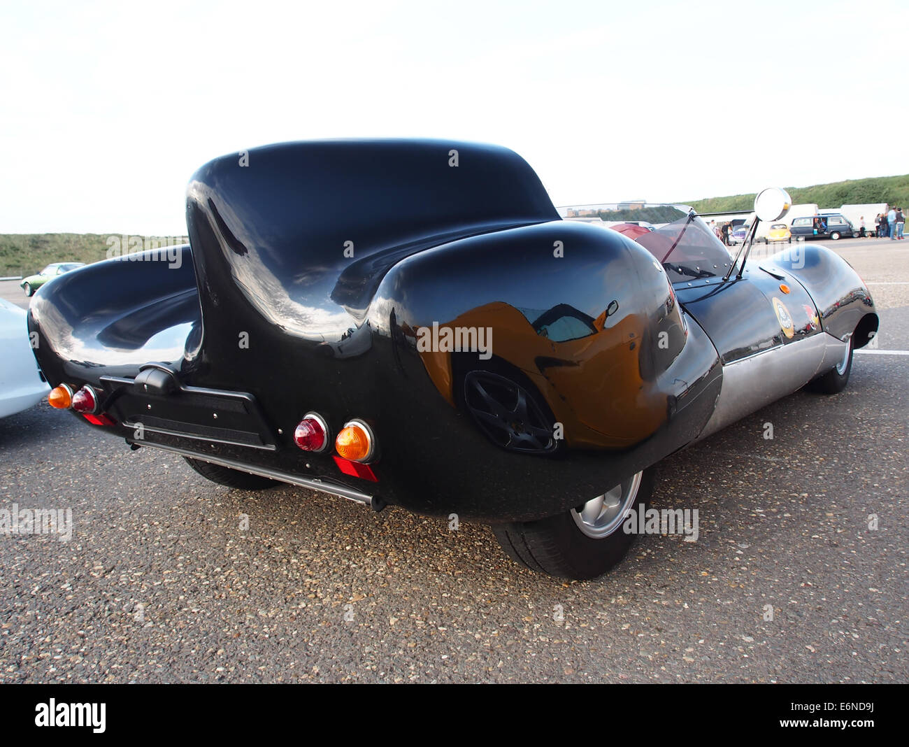 Dieses Bild zeigt eine Nachbildung des Lotus Eleven, eines leichten und ikonischen britischen Sportwagens. Der Lotus Eleven ist bekannt für sein Design und seine Renneigenschaften und ist ein beliebtes Modell bei Automobilliebhabern. Stockfoto