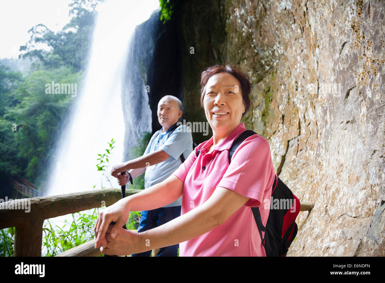 asiatische älteres Paar, Wandern in den Bergen mit Wasserfall Stockfoto