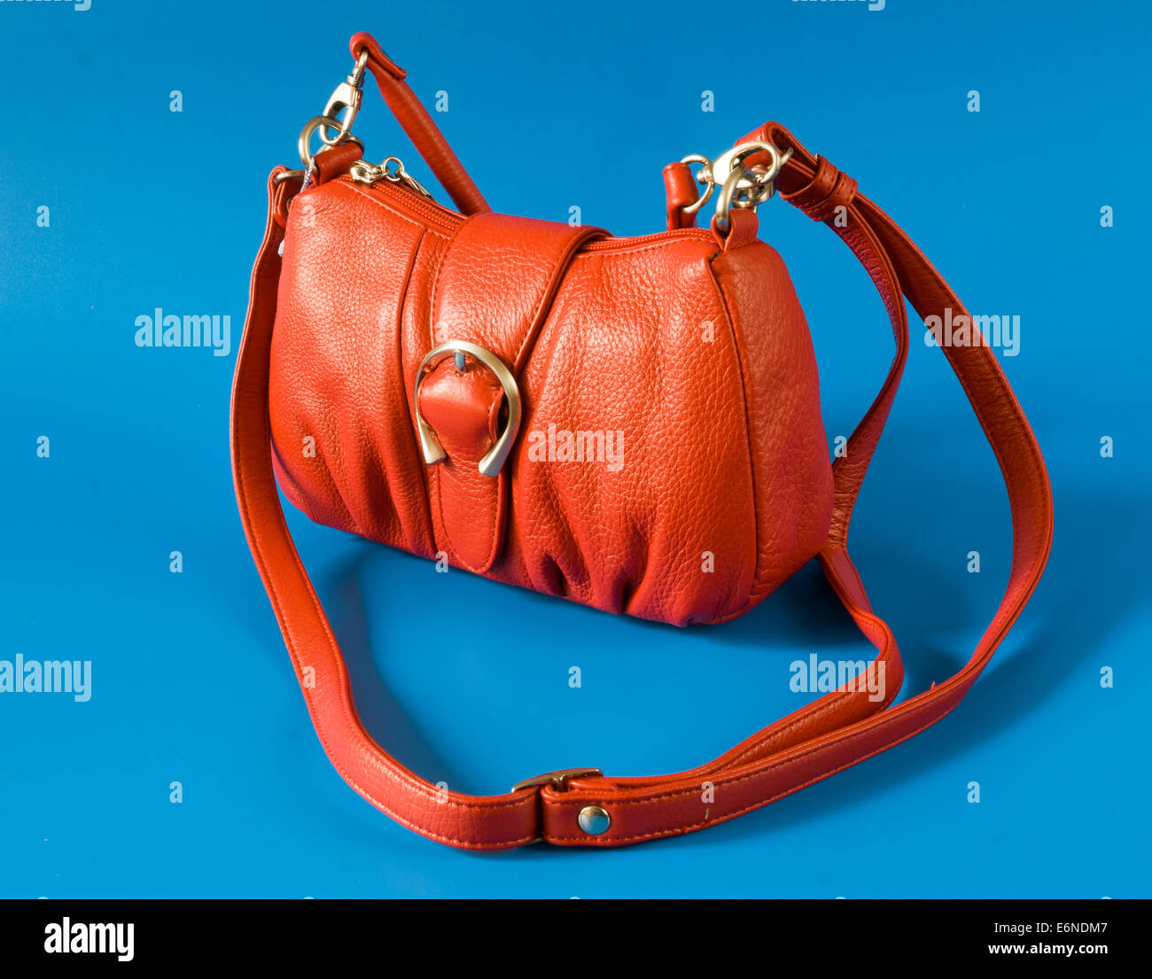 Rotem Ledertasche auf dem blauen Hintergrund. Stockfoto