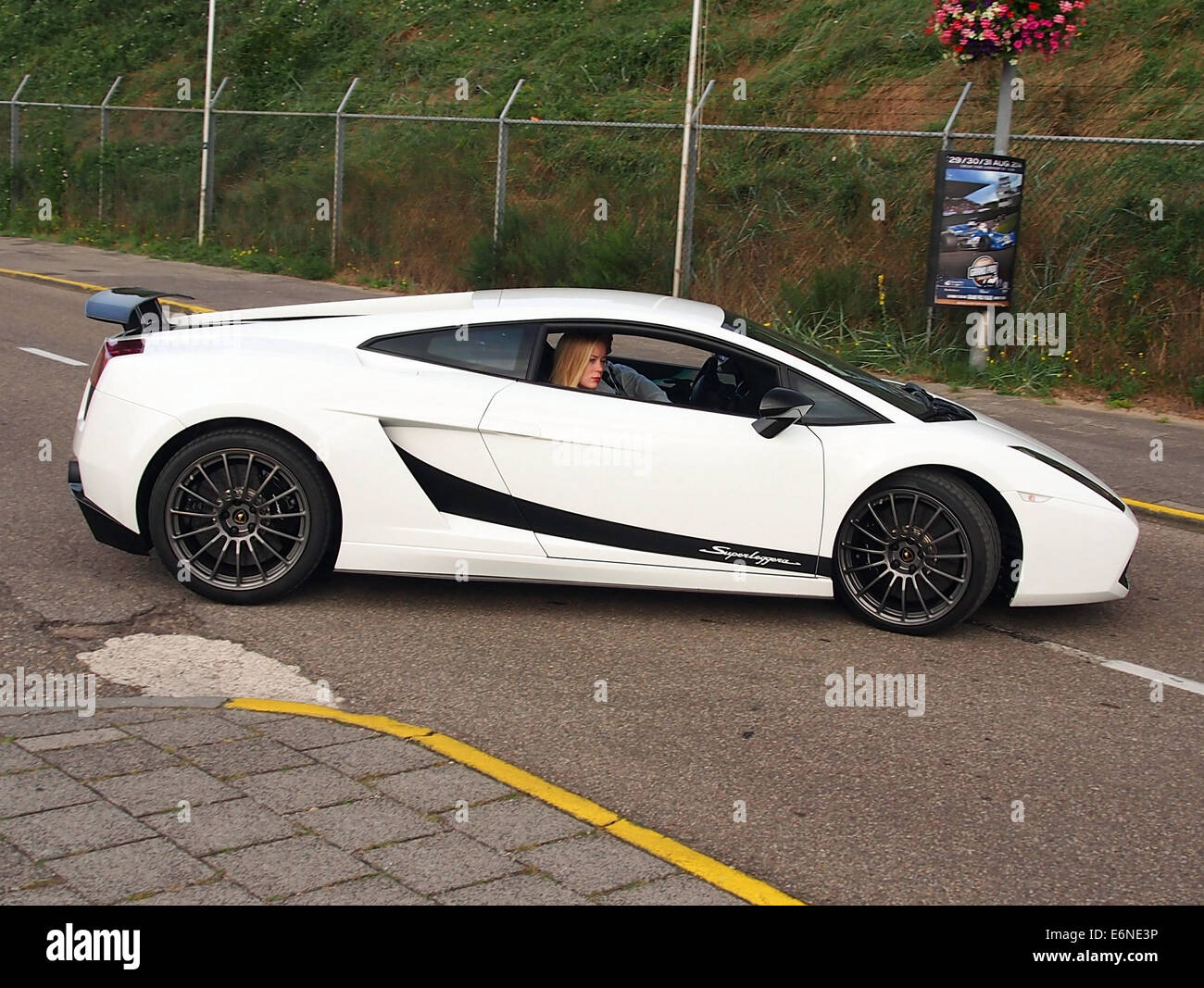 Der Lamborghini Superleggera ist ein Hochleistungs-Sportwagen, der für seine leichte Bauweise und seinen leistungsstarken V10-Motor bekannt ist. Er ist auf Geschwindigkeit und Agilität ausgelegt und verkörpert Luxus und fortschrittliche Fahrzeugtechnik. Stockfoto