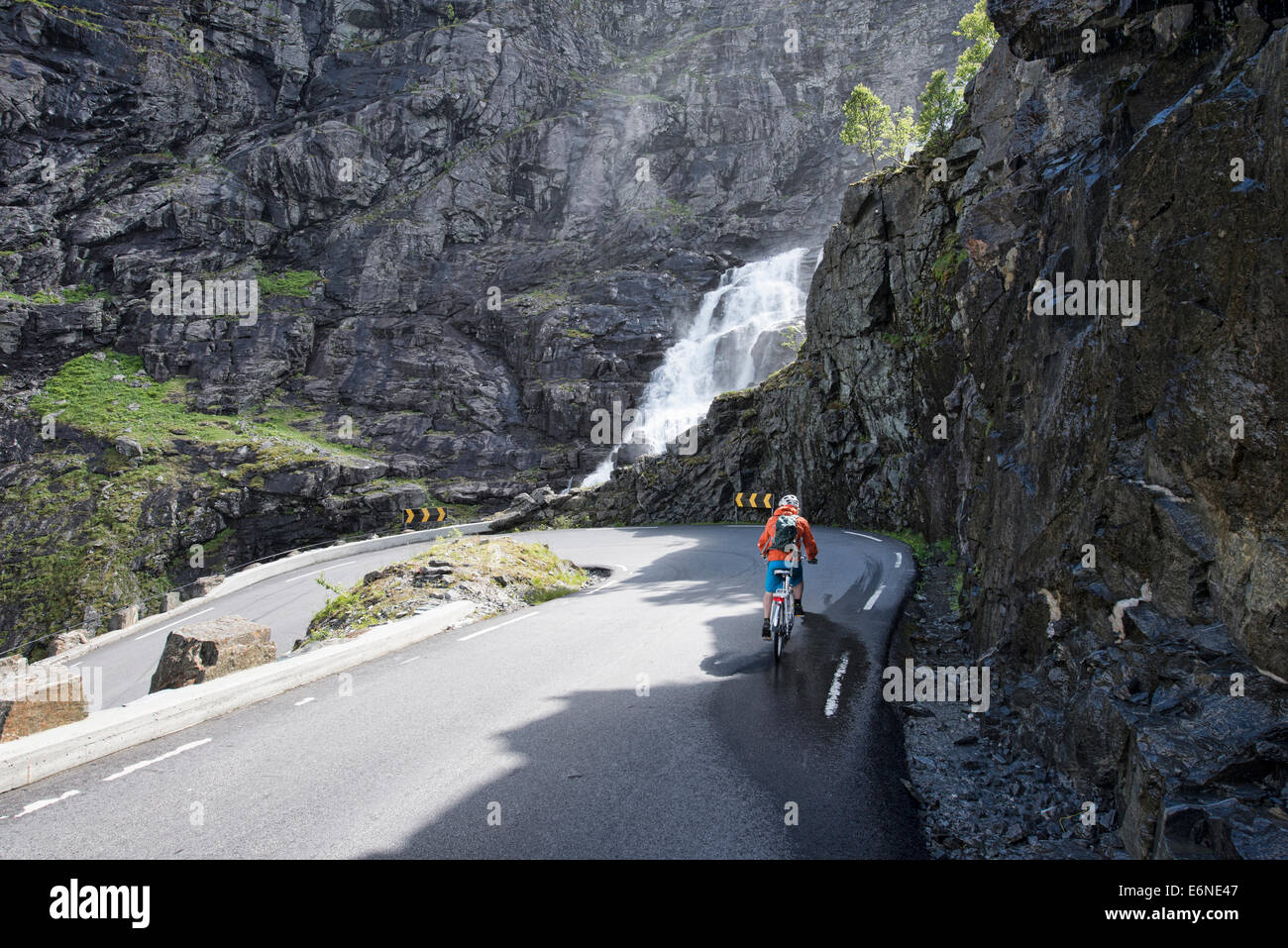 treten ein Elektrofahrrad auf dem Trollstigen-Höhenweg über den Bergen in Norwegen Stockfoto