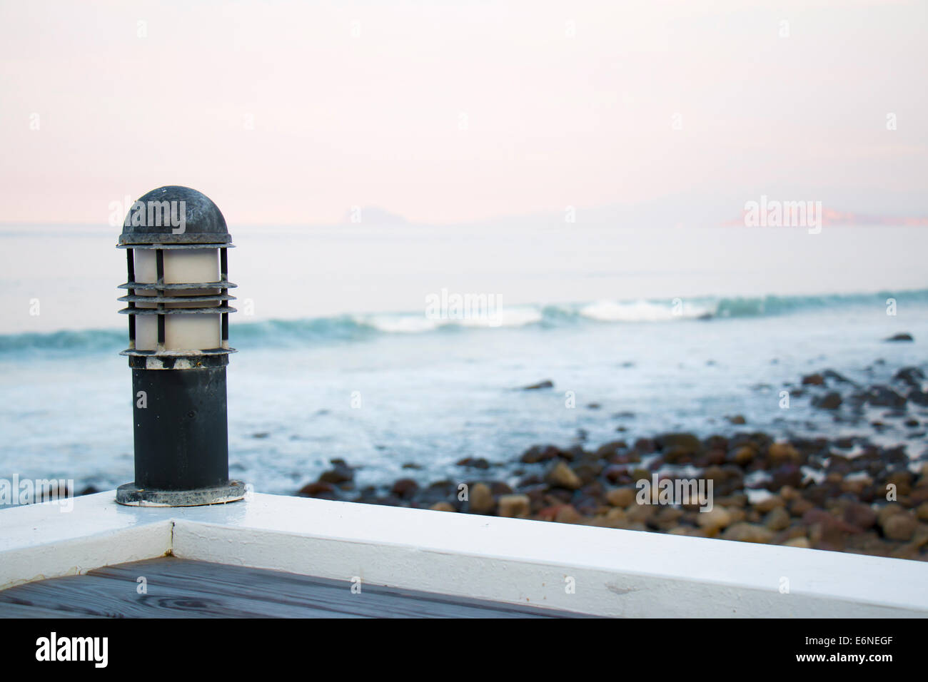 Laterne mit Blick auf den Pazifischen Ozean von der nördlichen Küste von Taiwan Stockfoto