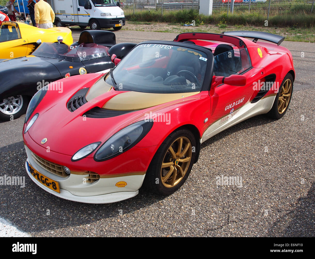 Der LOTUS ELISE 111R Gold Leaf Edition ist ein leichter Sportwagen, der für sein agiles Handling und sein unverwechselbares Design bekannt ist. Dieses Modell verfügt über eine Gold Leaf Lackierung, die die Renntradition und die Performance-Technik der Marke unterstreicht. Stockfoto