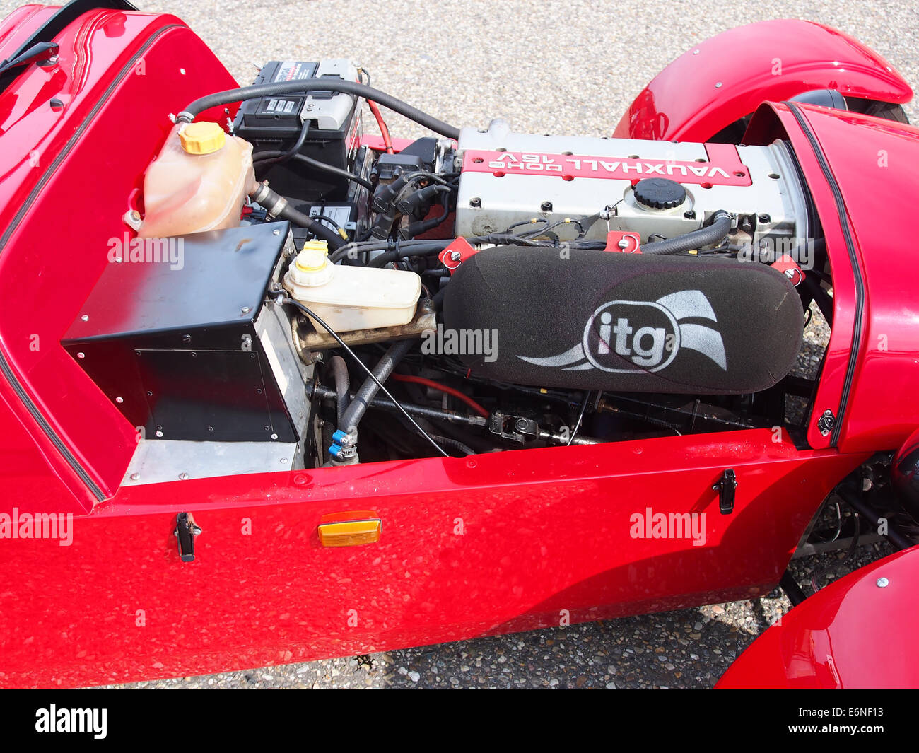 Der 1992 Westfield Sports mit der Lizenz 85-GBP-9 ist ein leichter Sportwagen, der für seine Leistung und sein Design bekannt ist. Es ist ein klassisches Beispiel britischer Ingenieurskunst auf dem Markt für kleine Sportwagen. Stockfoto