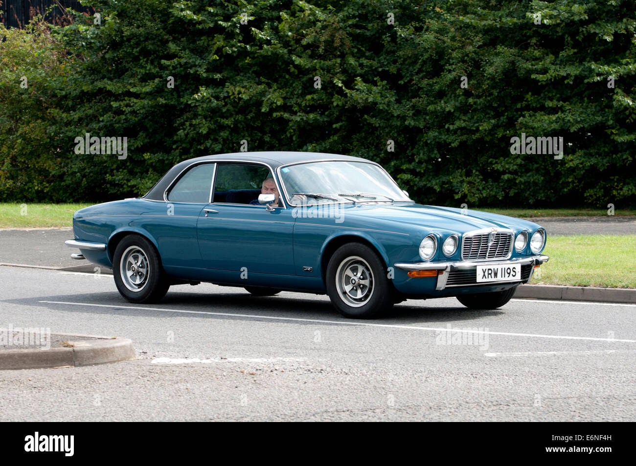 Jaguar XJ6 Auto unterwegs Fosse Way, Warwickshire, UK Stockfoto