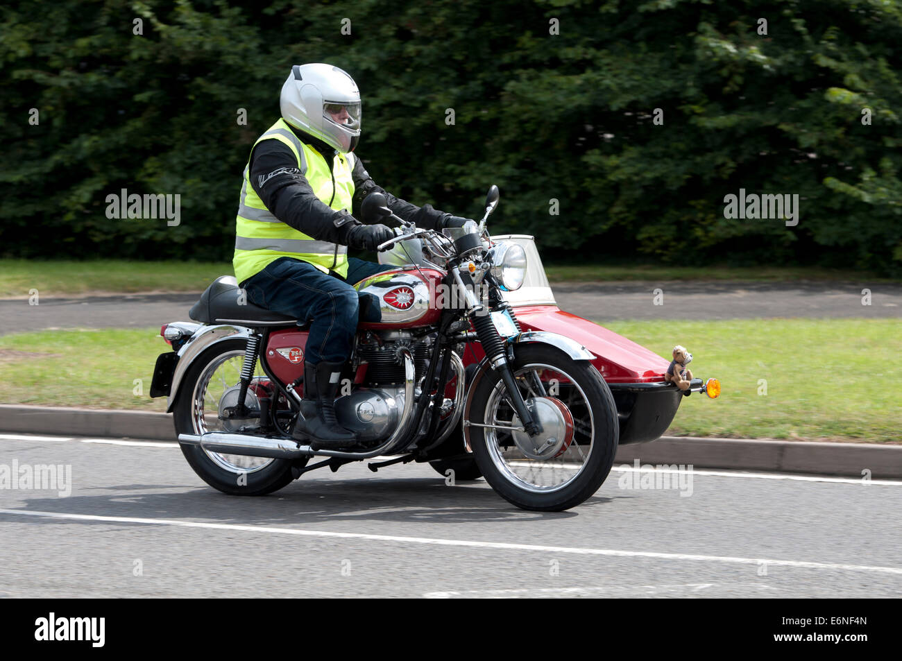 BSA-Motorrad und Beiwagen unterwegs Fosse Way, Warwickshire, UK Stockfoto