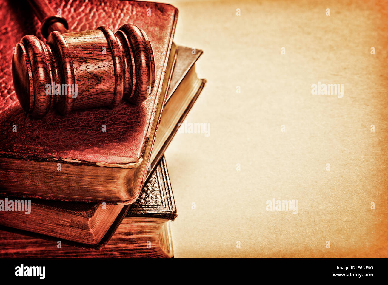 Hammer und alte Bücher - Hammer, einen Stapel Bücher, und Platz für Text auf strukturierten Hintergrund. Stockfoto