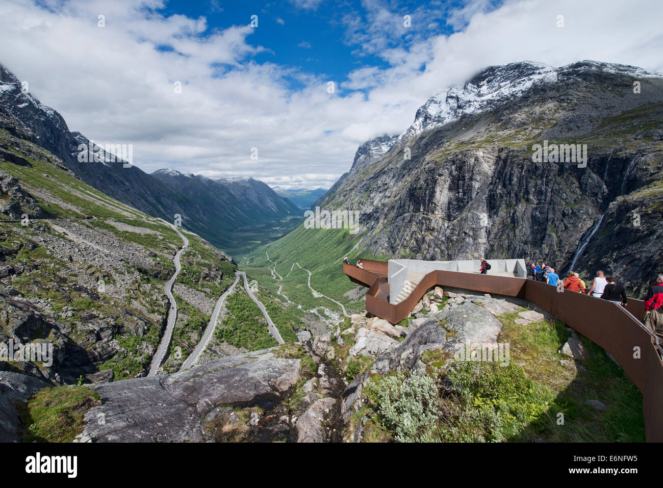 Aussichtspunkt über die kurvige Trollstigen National Tourist Route über die Berge in Norwegen Stockfoto