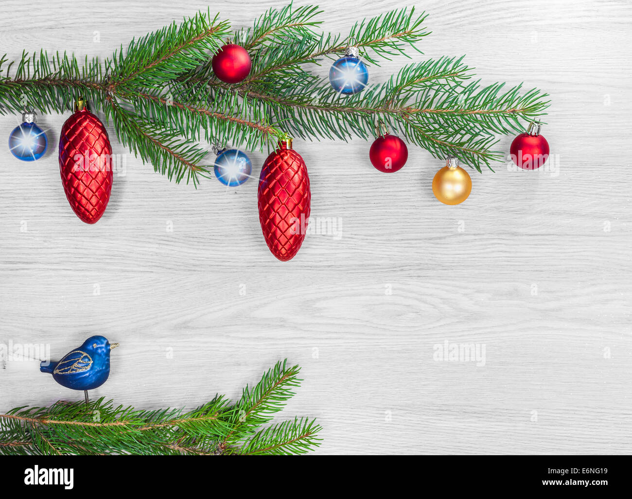 Weihnachten Hintergrund, Dekoration auf weißen Holzbrett. Stockfoto