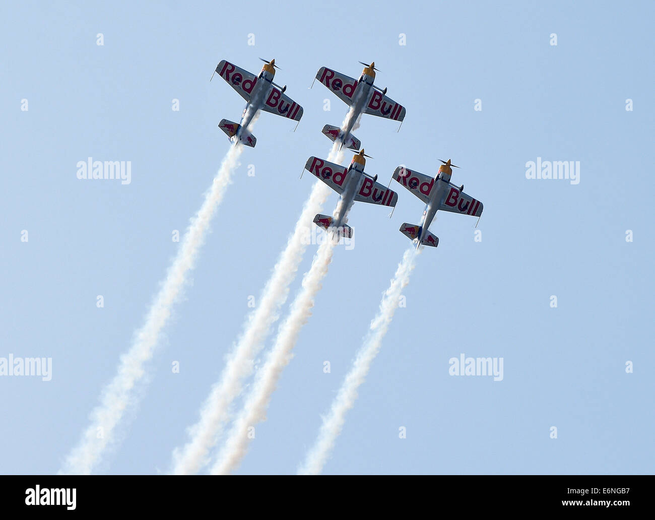 (140828)--FAKU, 28. August 2014 (Xinhua)--vier Flugzeuge der Red Bull Aerobatic Team fliegen in Formation in einer Flugshow in Faku, Nordost-China Liaoning Provinz, 27. August 2014. Die Red Bull Aerobatic Team von China, landesweit erste unlimited Kunstflug-Team wurde von professionellen Piloten Zhao Wei am 20. Sept. 2013 gegründet. Zhao gehören neben der Mannschaft aus Südafrika. Das Team verfügt über vier XA 42 Flugzeuge, die Top-Level-Kunstflug Flugzeuge, die ein Pilot viel fliegen ermöglichen geringere Höhen und langsameren Geschwindigkeiten und bieten daher eine viel stärkere visuelle Wirkung für die Zuschauer. Der Kunstflug t Stockfoto