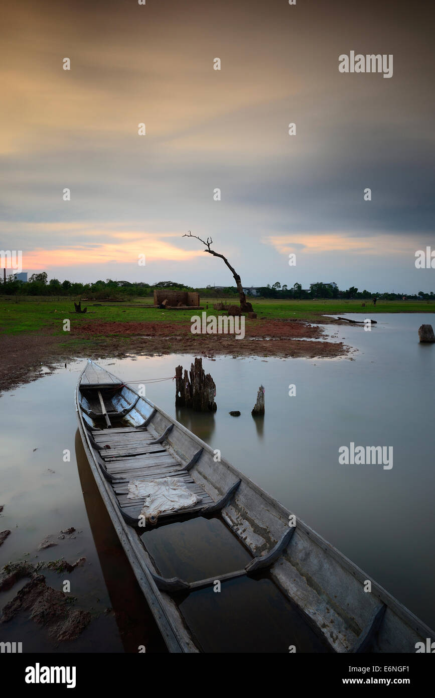 Angelboot/Fischerboot auf dem See. Stockfoto