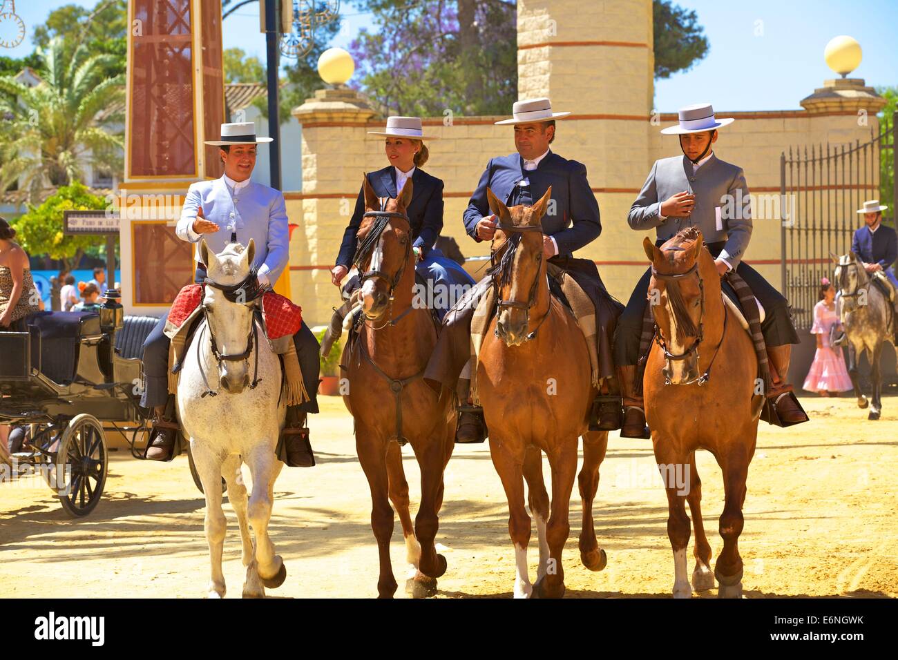 Spanische Reiter in Tracht, jährliche Pferdemesse, Jerez De La Frontera, Provinz Cadiz, Andalusien, Spanien, Süd Wes Stockfoto