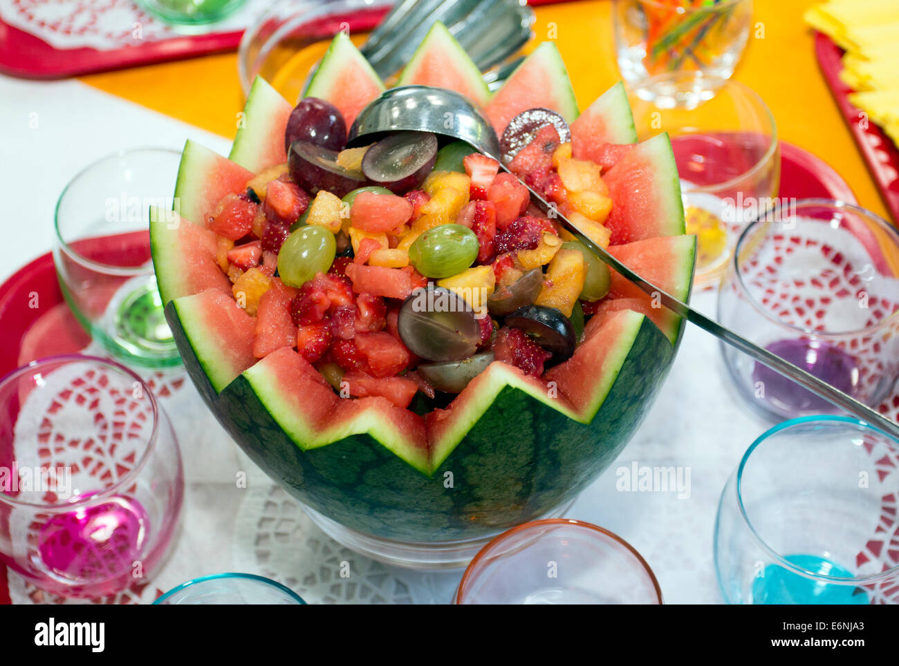 Mischen Sie die Früchte in einer Schüssel aus einem Wasser-Mellon. Stockfoto