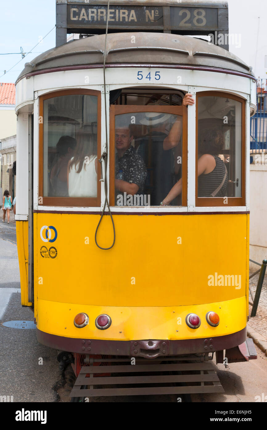 Lissabon, Portugal - 5. August 2014: Traditionellen gelben Straßenbahn Lissabons, Straßenbahnen von allen genutzt werden und halten auch den traditionellen Stil des historischen Zentrum von Lissabon. Stockfoto