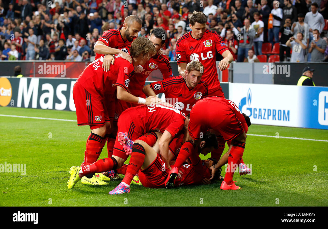 Leverkusens Heung-Min Son (m) erzielte das 1:0 mit Teamkollegen während der Championsleague Play-off-zwischen Bayer 04 Leverkusen und FC Kopenhagen, Bayarena in Leverkusen am 27. August Match feiert., 2013. Stockfoto