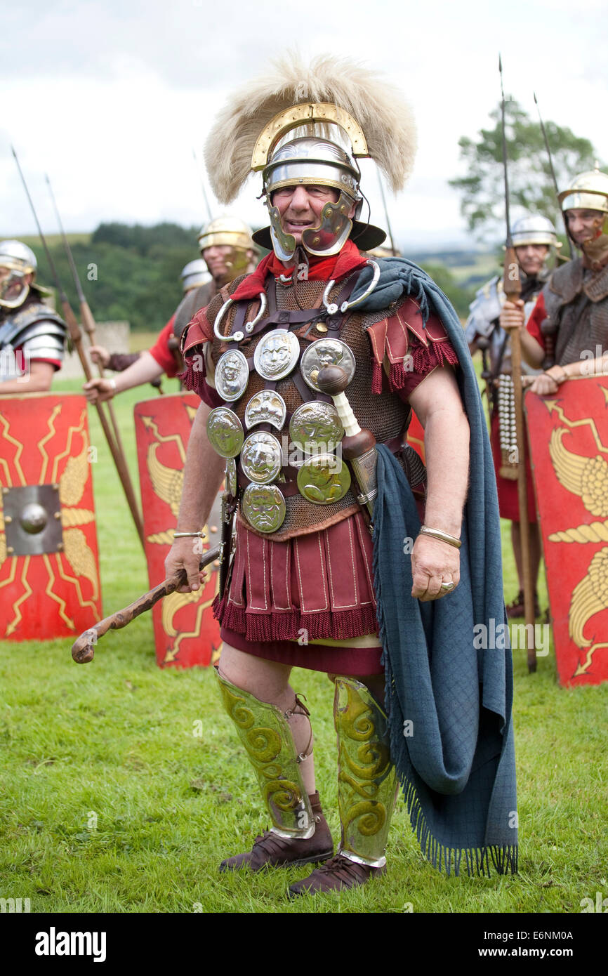 Ein Zenturio und Truppen während einer römischen Re-Enactment-Veranstaltung auf dem Gelände des Römerkastells Vindolanda in Northumberland, England. Stockfoto