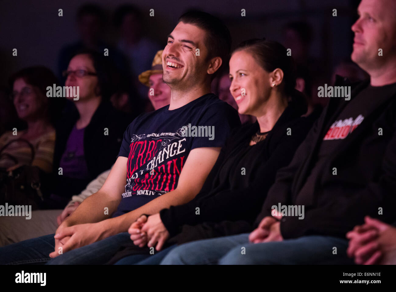 Publikum lachen und Stand-up Comedy Festival Lent, Maribor, Slowenien, 21. Juni 2014 zu genießen. Stockfoto